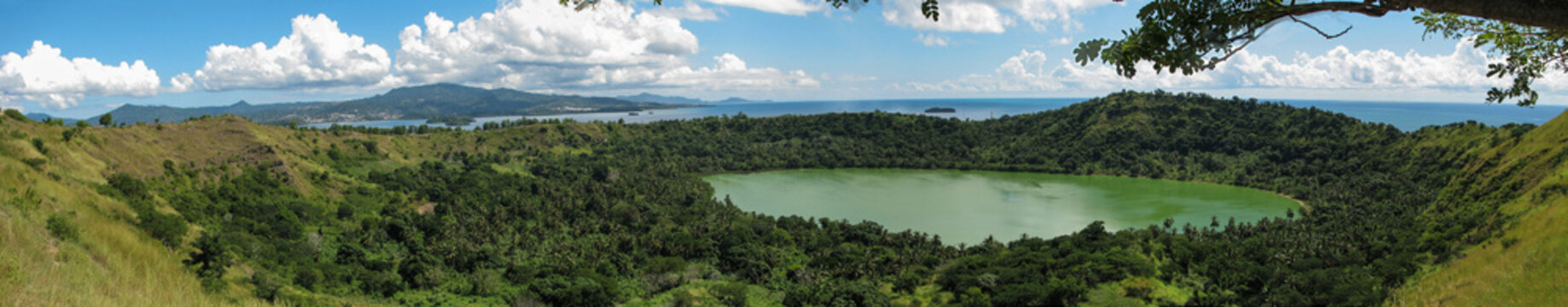 panorama sur le Lac Dziani &agrave; Mayotte