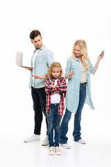 Obraz premium Full length portrait of a busy family having and argument