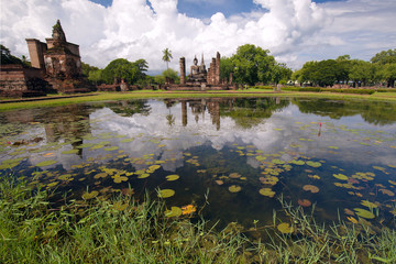 Fototapeta na wymiar タイ国スコータイの遺跡と蓮の池