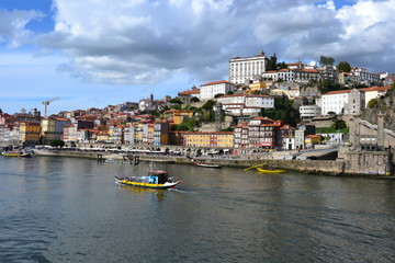 Fototapeta na wymiar Maisons colorées sur le Douro de Porto
