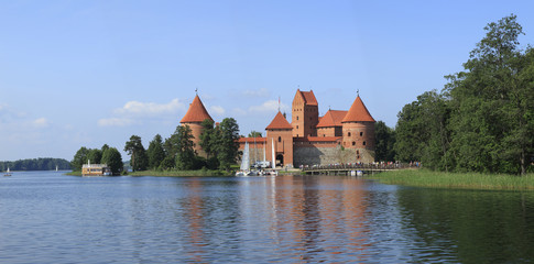 Naklejka na ściany i meble Lituania, il castello di Trakai e il lago.
