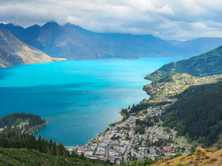 Obraz premium Aerial view of Queenstown from the top of Queenstown Hill. (New Zealand)