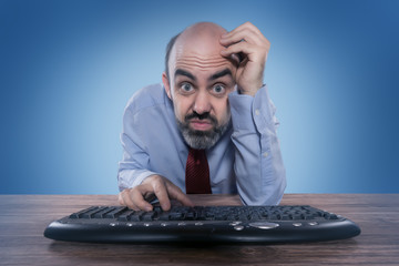 Mann hat Probleme am Computer