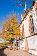 Obraz premium St. Chrischona, Kirche, Aussicht, Aussichtspunkt, Wanderweg, Herbst, Herbstwanderung, Herbstspaziergang, Herbstsonne, Herbstfarben, Basel, Schweiz