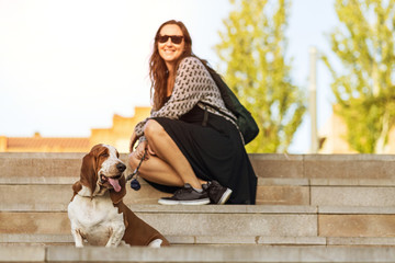 Passeio no parque com o cão Basset Hound em primeiro plano numa linda tarde sentada na escadaria...