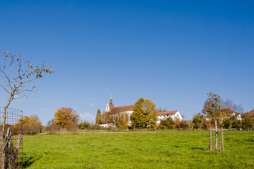 Obraz premium St. Chrischona, Kirche, Wanderweg, Landwirtschaft, Obstbäume, Wiese, Bettingen, Riehen, Basel, Herbst, Herbstspaziergang, Schweiz