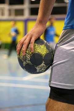 jugador de balonmano con el balon en la mano U84A3029-f17