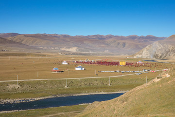 Obraz premium Tibetan monks pilgrims in Buddha festival in Yarchen Gar monastery Baidu city , China