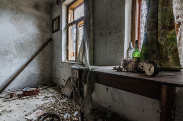 alte wecker und gegenstaende in haus