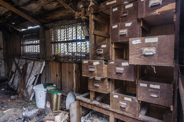 regal mit vielen laden in einem stall