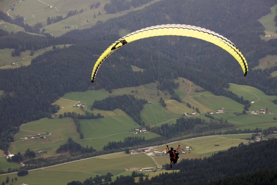 Fallschirmspringer beim starten zum Flug in den Bergen