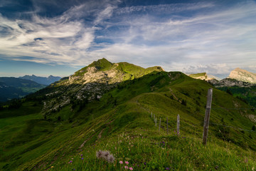 die letzten Sonnenstrahlen legen sich über den Längeneggpass