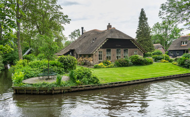 Obraz premium Traditional Dutch House in Giethoorn, Netherlands