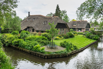 Fototapeta na wymiar Traditional Dutch House in Giethoorn, Netherlands