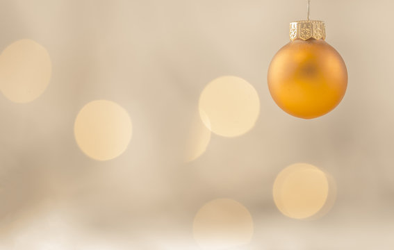 Leuchtende Weihnachtskugel mit weichem Lichter Bokeh