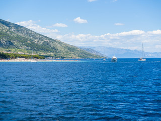 Der Strand Zlatni rat oder Goldenes Horn, hinten die Insel Hvar, Bol, Insel Brač, Dalmatien,...