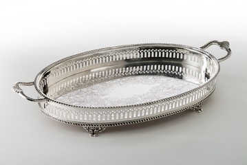 Oval perforated tray with handles © antoniotruzzi