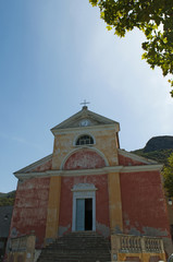 Corsica, 28/08/2017: dettagli architettonici della chiesa rosa di Santa Giulia (XVI secolo) a...