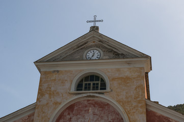 Corsica, 28/08/2017: dettagli architettonici della chiesa rosa di Santa Giulia (XVI secolo) a...