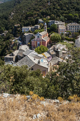 Corsica, 28/08/2017: la chiesa rosa di Santa Giulia (XVI secolo) nello skyline di Nonza, uno dei borghi più famosi del Capo Corso
