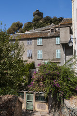 Corsica, 28/08/2017: lo skyline di Nonza, villaggio sulla costa occidentale di Capo Corso, con le sue case antiche, i tetti e la sua torre genovese del XVI secolo