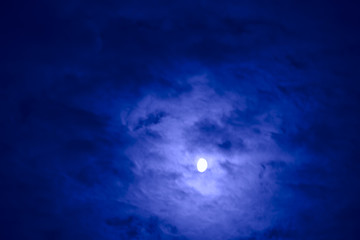 Obraz na płótnie Canvas himmel, mond, lunar, nacht, dark, blau, bewölkt, cloud, wolkengebilde, wetter, storm, stürmisch, athmosphäre, all, universum, cosmos, planet, erdtrabant, satellit, erdtrabant, meteorologie, astronomie