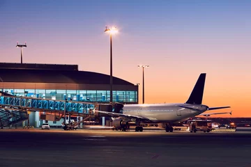 Tableaux ronds sur aluminium brossé Avion Airport at the colorful sunset