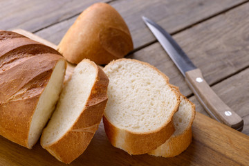 Sliced bread and knife