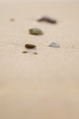 Fototapeta na wymiar Galets dans le sable