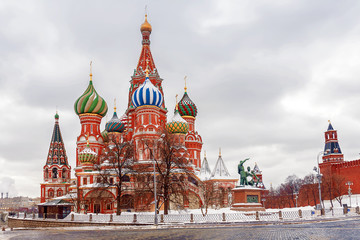 Obraz premium winter view of St. Basil's Cathedral in Moscow