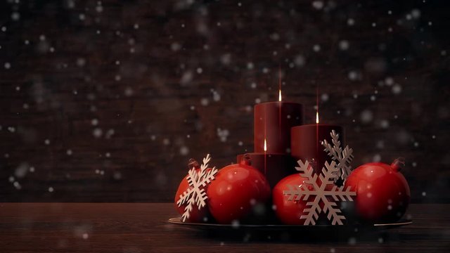 Drei Kerzen mit Kugeln und festlicher Dekoration vor einem Holz Hintergrund und fallendem Schnee