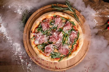 Crédence de cuisine en verre imprimé Pizzeria Delicious spanish pizza with cherry tomato and jamon italian style on wooden plate