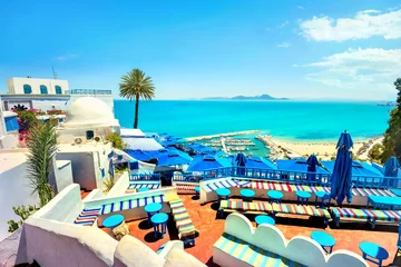 Abwaschbare Fototapete Tunesien Blick von oben auf das Meer und die Terrasse des Cafés in Sidi Bou Said. Tunesien, Nordafrika