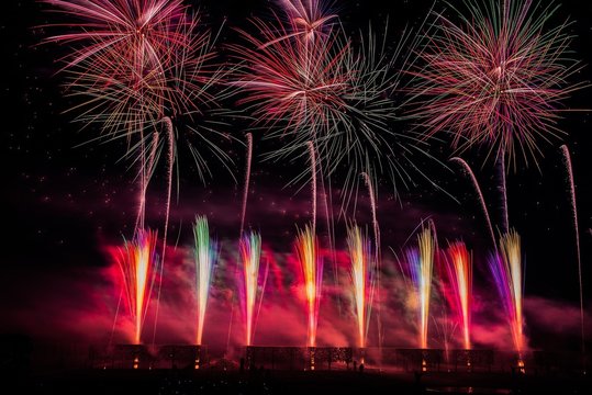 Fotos Lizenzfreie Bilder Grafiken Vektoren Und Videos Von Herrenhauser Garten Feuerwerk Adobe Stock