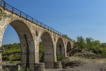 Fototapeta na wymiar old train bridge in the mountain