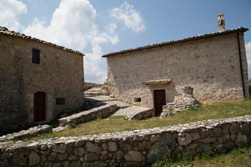 Antiche case restaurate in un villaggio di montagna abbandonato, Centro Italia 