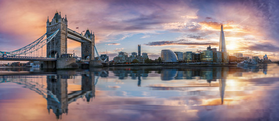 Von der Tower Bridge bis zur London Bridge, die  Skyline von London bei Sonnenuntergang - obrazy, fototapety, plakaty