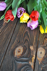 Rustykalne tło z bukietem tulipanów