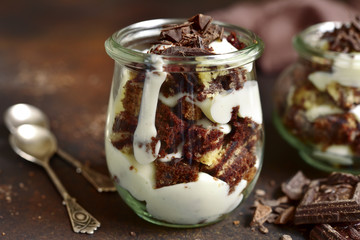 No baked cheesecake in a vintage glass jar.