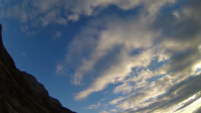 Tima lapse cielo in alta montagna sulle alpi