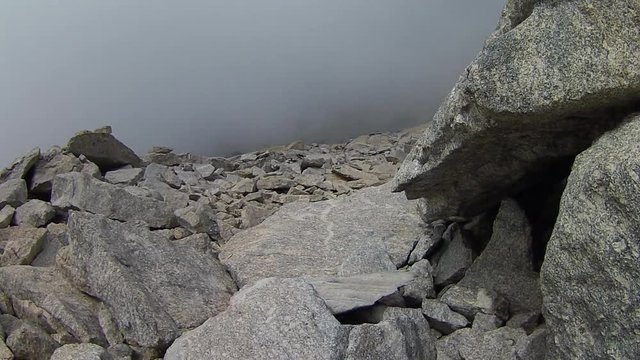 Tima lapse cielo in alta montagna sulle alpi