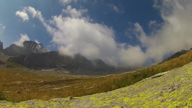 Tima lapse cielo in alta montagna sulle alpi