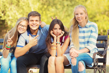Obraz premium Happy teenagers posing on city street