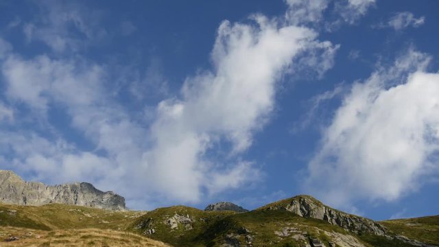 Tima lapse cielo in alta montagna sulle alpi