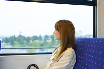 車窓でほほ笑む日本人女性の横顔
