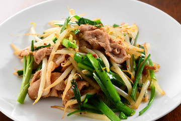 豚肉ともやしとニラの炒め物