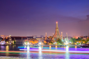 Obraz premium Arun temple famous tourist attraction in night time with light trails.Bangkok Thailand.