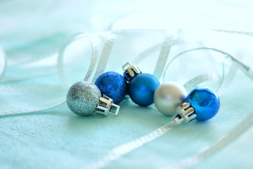 クリスマスボールとリボン　水色背景
