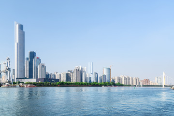 Naklejka premium Panoramę Guangzhou, Chiny. Rzeka Perłowa i nowoczesne budynki