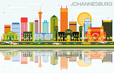 Obraz premium Johannesburg Skyline z kolorowymi budynkami, błękitnym niebem i odbiciami.